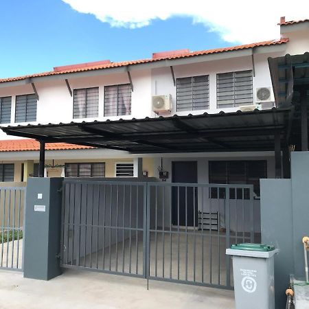 Oyo 90493 Jl Homestay Сегамат Екстериор снимка