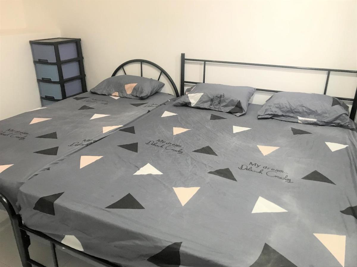 Oyo 90493 Jl Homestay Сегамат Екстериор снимка