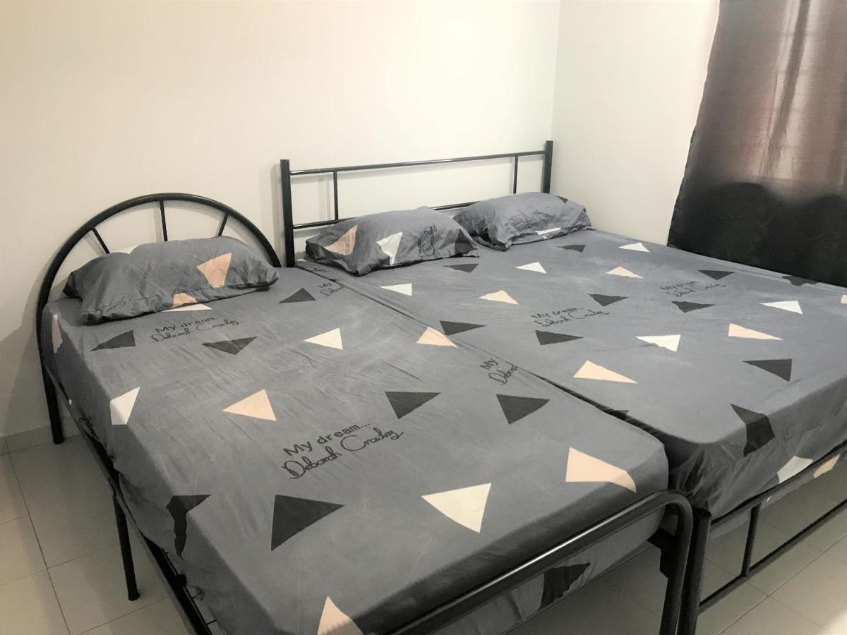 Oyo 90493 Jl Homestay Сегамат Екстериор снимка